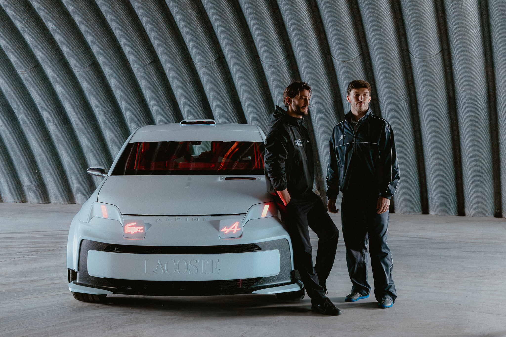 Pierre Niney et Pierre Gasly devant l'Alpine Lacoste A290