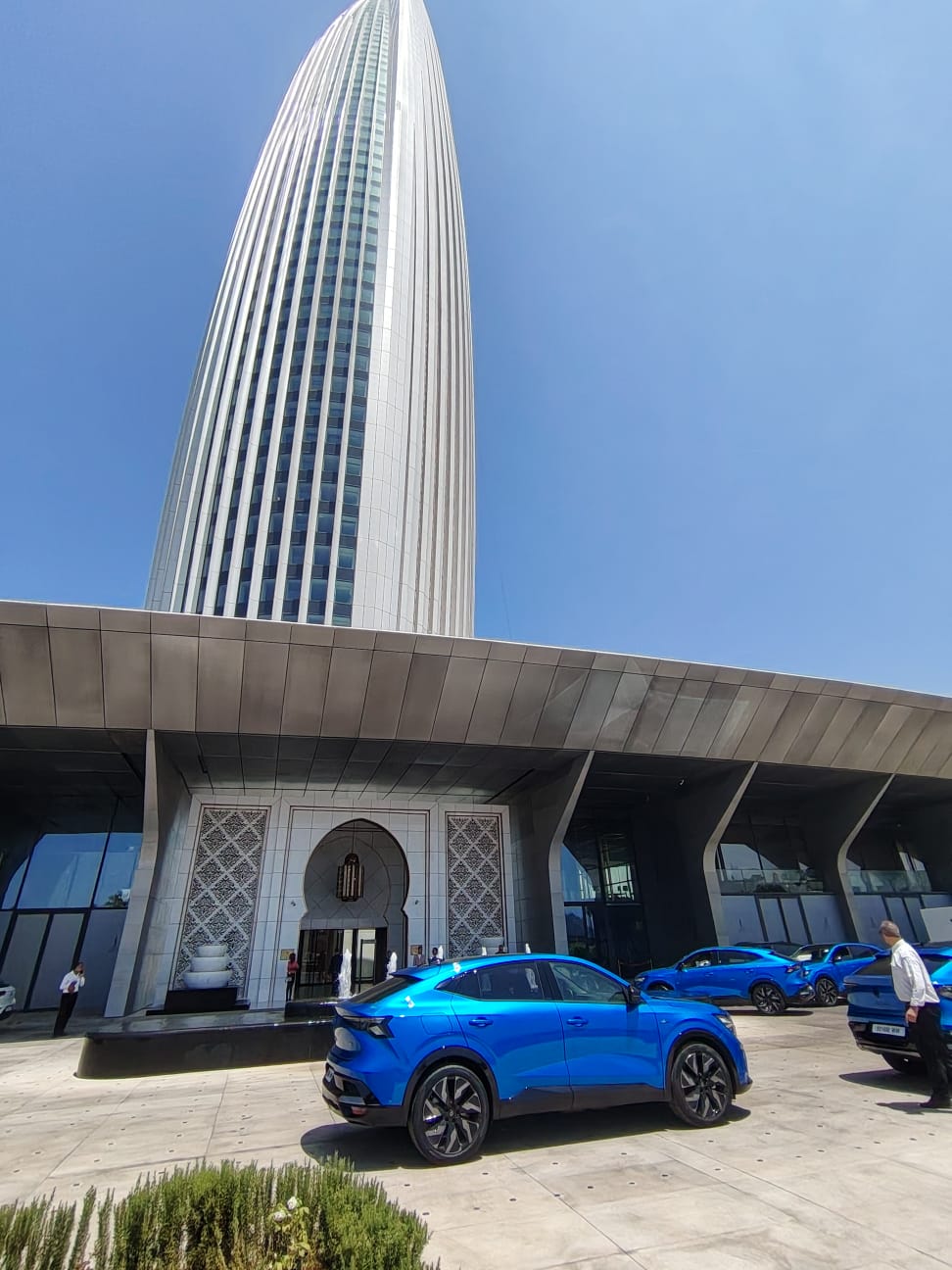 Face arrière stylisée du Renault Rafale hybride premium